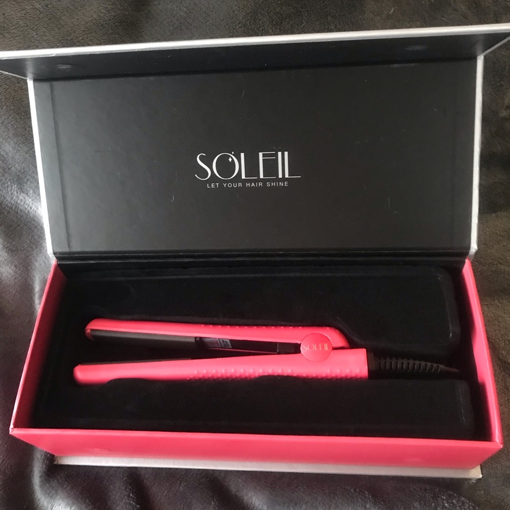 *Pink mini Soleil flat iron* brand new